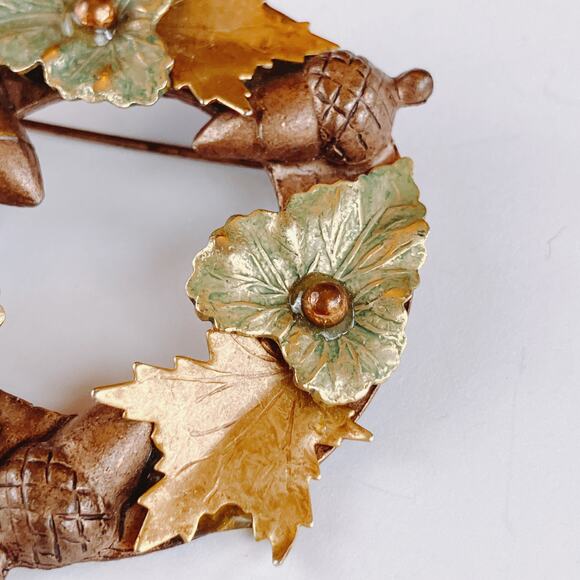 VTG Mid Century Wreath Brooch Acorn Leaf Enamel Fall Jewelry 1950s Pin - Picture 4 of 10